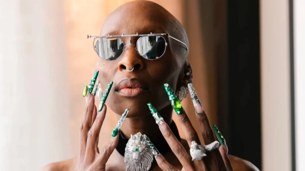 Cynthia Erivo e suas unhas maximalistas são o momento
