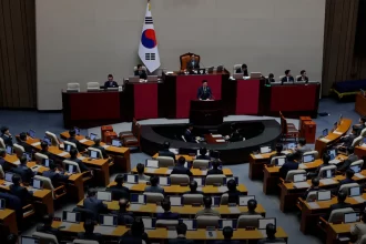 Parlamento aprova impeachment do presidente Yoon Suk Yeol