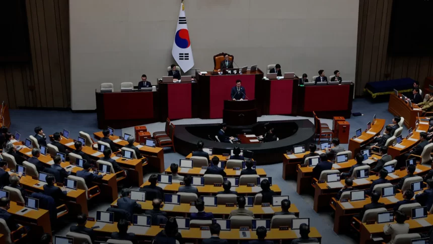 Parlamento aprova impeachment do presidente Yoon Suk Yeol