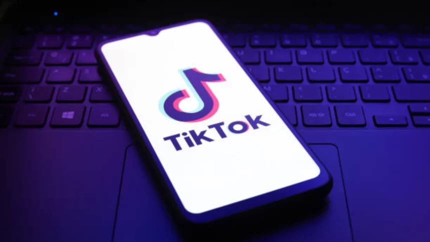 Albânia proíbe uso do TikTok