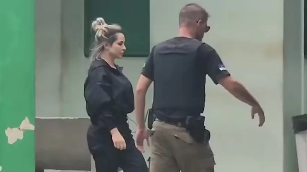 Deolane sendo levada à penitenciária 