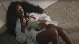 Iza lança novo clipe e mostra o rosto da filha pela primeira vez