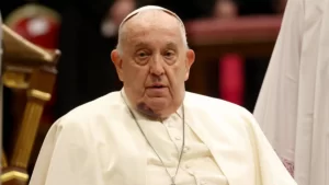 Papa Francisco aparece com hematoma no queixo durante cerimônia no Vaticano