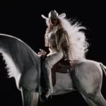 Beyoncé em cima de um cavalo branco