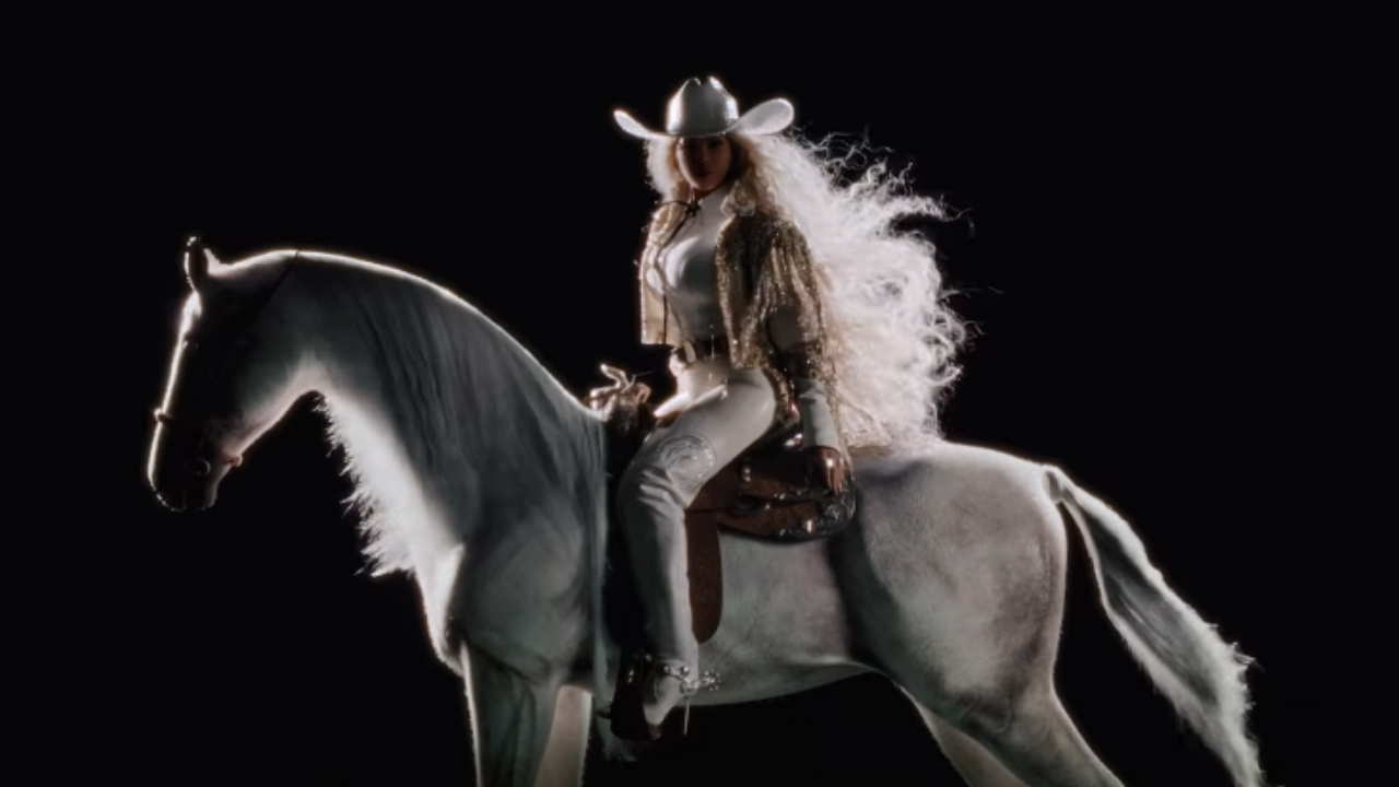 Beyoncé em cima de um cavalo branco