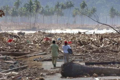 Destruição após o tsunami de 2004 na Tailândia