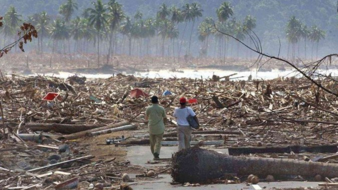 Destruição após o tsunami de 2004 na Tailândia