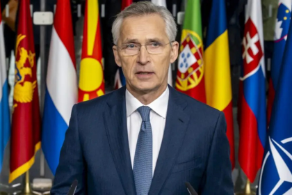 Jens Stoltenberg, secretário-geral da OTAN, em coletiva de imprensa com bandeiras dos países membros ao fundo