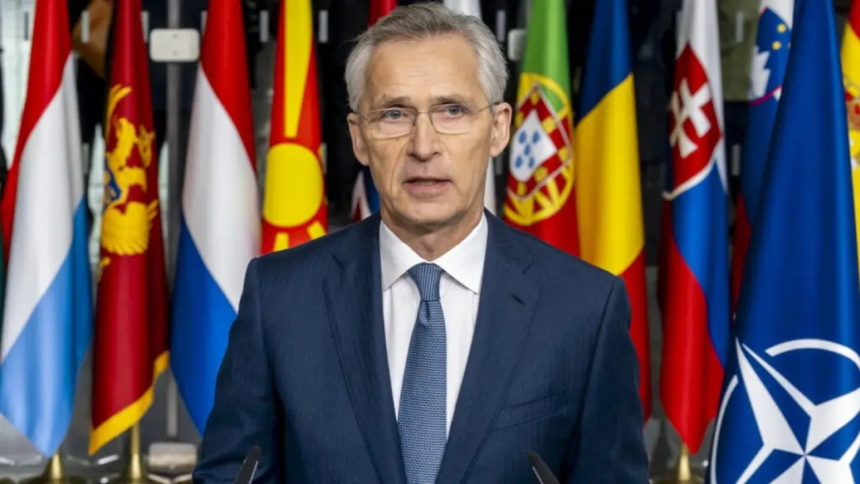 Jens Stoltenberg, secretário-geral da OTAN, em coletiva de imprensa com bandeiras dos países membros ao fundo