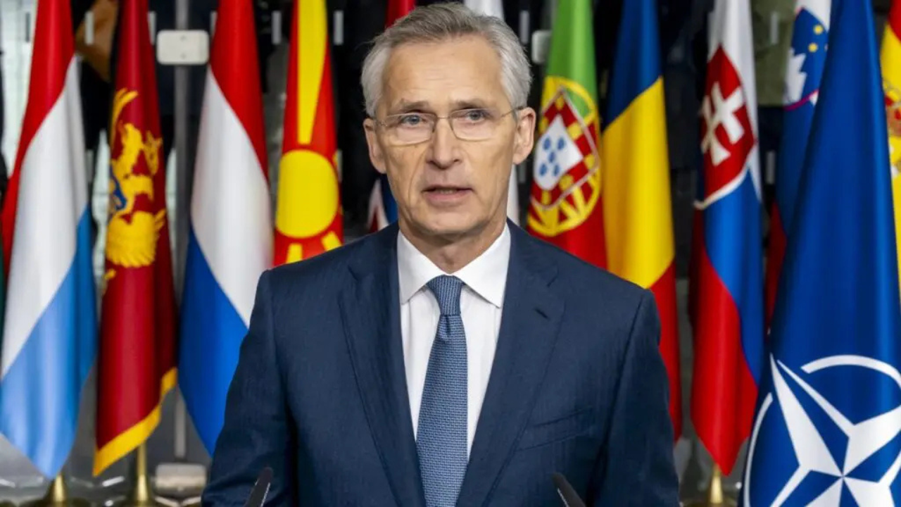 Jens Stoltenberg, secretário-geral da OTAN, em coletiva de imprensa com bandeiras dos países membros ao fundo