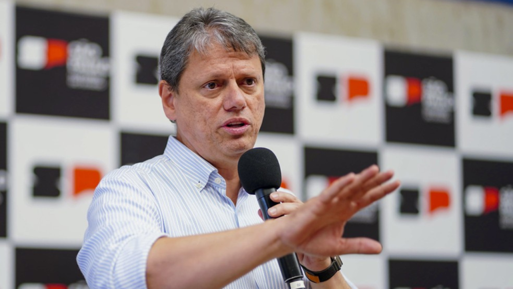 São Paulo proíbe uso de celulares em escolas públicas e privadas