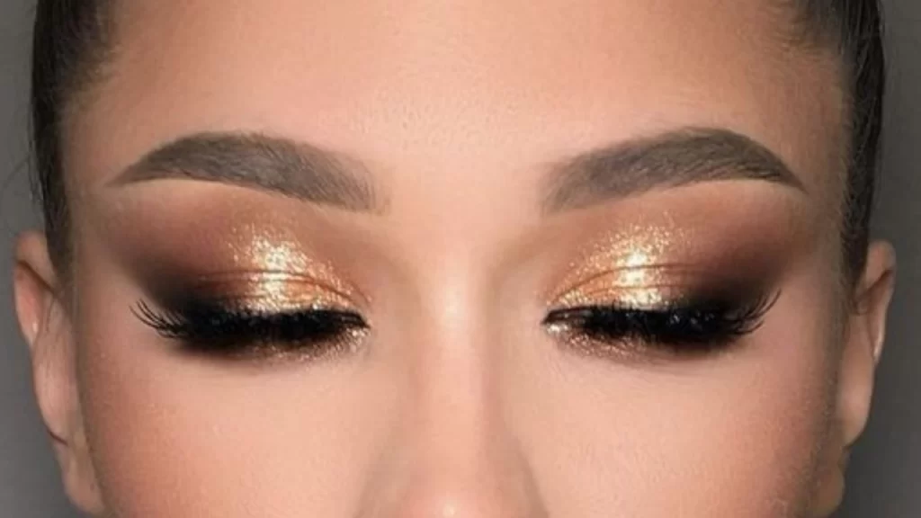 Maquiagem dourada: a tendência de beleza que promete atrair dinheiro em 2025