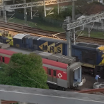 Imagem mostra o descarrilamento de um trem de carga da MRS Logística próximo à estação Brás, em São Paulo, com um trem de passageiros da CPTM parado ao lado