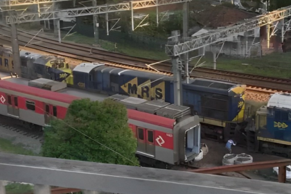 Imagem mostra o descarrilamento de um trem de carga da MRS Logística próximo à estação Brás, em São Paulo, com um trem de passageiros da CPTM parado ao lado