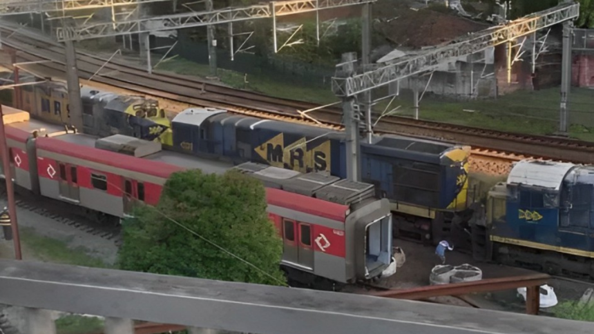 Imagem mostra o descarrilamento de um trem de carga da MRS Logística próximo à estação Brás, em São Paulo, com um trem de passageiros da CPTM parado ao lado