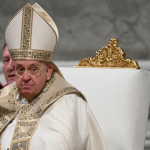 Papa Francisco sentado em uma cadeira, usando vestes litúrgicas douradas, durante a Missa do Galo na Basílica de São Pedro, Vaticano