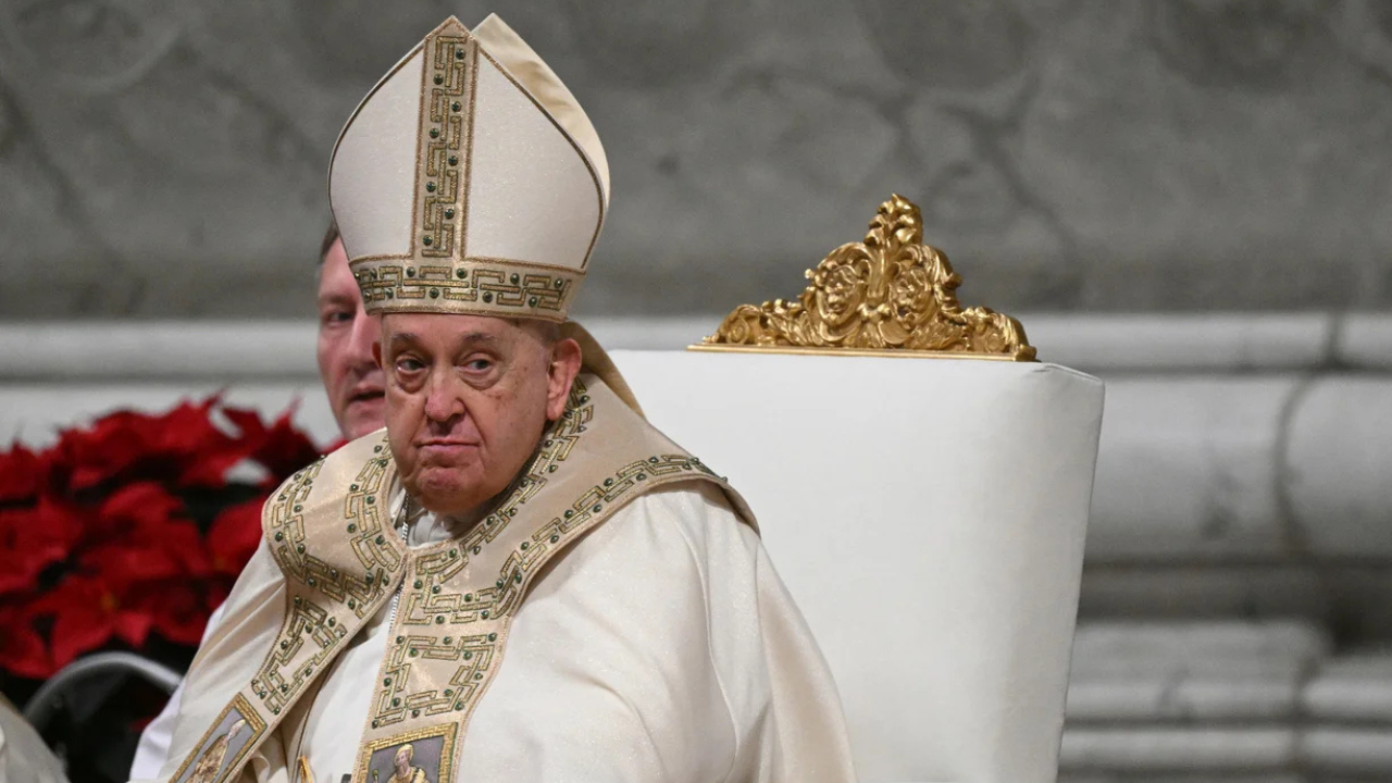 Papa Francisco sentado em uma cadeira, usando vestes litúrgicas douradas, durante a Missa do Galo na Basílica de São Pedro, Vaticano