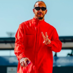 Lewis Hamilton veste jaqueta vermelha em evento