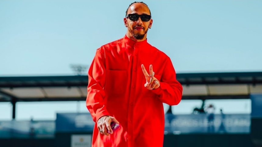 Lewis Hamilton veste jaqueta vermelha em evento