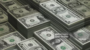 Dólar bate recorde e chega a R$ 6,07, valor mais alto da história