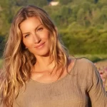 Gisele Bündchen é fotografada exibindo barriguinha da terceira gravidez