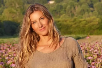 Gisele Bündchen é fotografada exibindo barriguinha da terceira gravidez