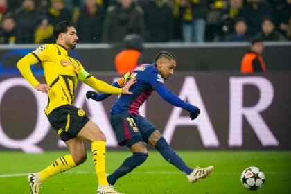 Com gol de Raphinha, Barcelona vence Borussia Dortmund fora de casa