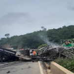 Acidente na BR-116 em Minas Gerais foi causado por caminhão que carregava granito.