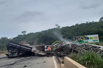 Acidente na BR-116 em Minas Gerais foi causado por caminhão que carregava granito.