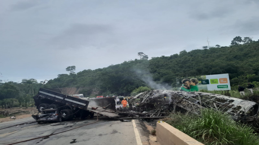 Acidente na BR-116 em Minas Gerais foi causado por caminhão que carregava granito.