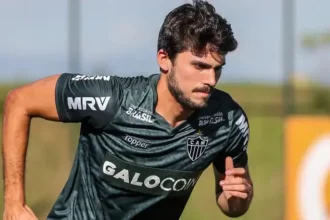 Foto destaque: Zagueiro tem contrato até o fim de 2025 (reprodução/Bruno Cantini/Atlético-MG)