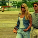 o casal em um aeroporto em 1993.