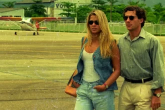 o casal em um aeroporto em 1993.