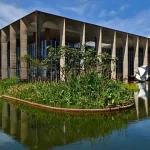 Foto tirada do Itamaraty de lado pegando uma parte do local