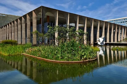 Foto tirada do Itamaraty de lado pegando uma parte do local