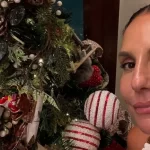 Ivete Sangalo ao lado de árvore de natal