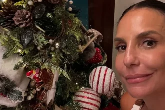 Ivete Sangalo ao lado de árvore de natal