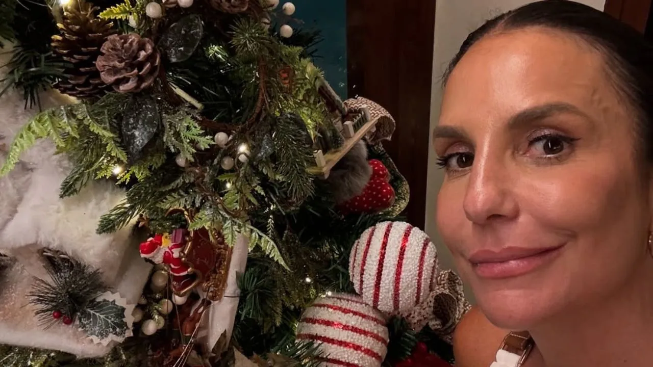 Ivete Sangalo ao lado de árvore de natal