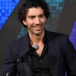 Justin Baldoni no palco do 12º Prêmio Anual Vozes de Solidariedade, do Vital Voices, em 9 de dezembro, em Nova Iorque