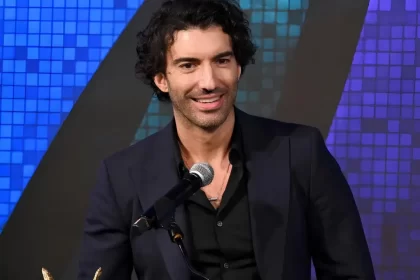 Justin Baldoni no palco do 12º Prêmio Anual Vozes de Solidariedade, do Vital Voices, em 9 de dezembro, em Nova Iorque