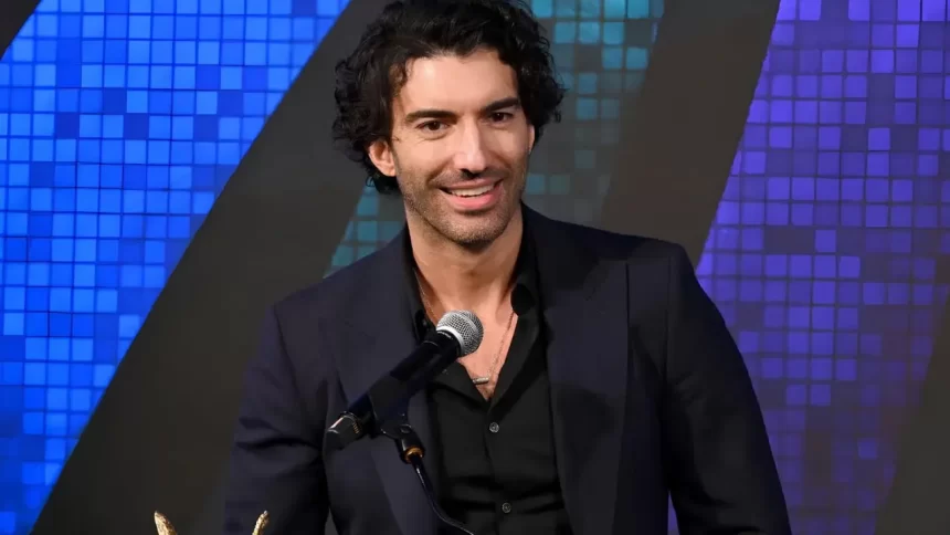 Justin Baldoni no palco do 12º Prêmio Anual Vozes de Solidariedade, do Vital Voices, em 9 de dezembro, em Nova Iorque