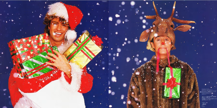 George Michael à esquerda e Andrew Ridgeley à direita, vestindo trajes natalinos para a arte promocional de “Last Christmas”, lançado em 1984