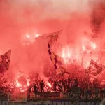 Partida de futebol na Alemanha termina com briga entre torcidas.