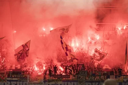 Partida de futebol na Alemanha termina com briga entre torcidas.