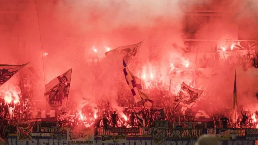 Partida de futebol na Alemanha termina com briga entre torcidas.