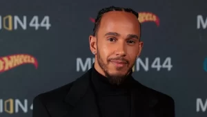 Hamilton faz visitas à Ferrari e inicia aulas de italiano para se preparar para 2025