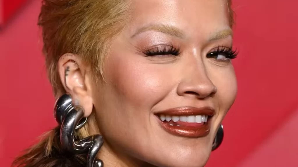 Rita Ora surpreende com visual transformador no British Fashion Awards