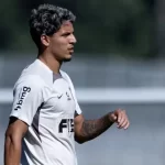 Zagueiro Caetano, na mira do Santos, em treino pelo Corinthians, atual clube