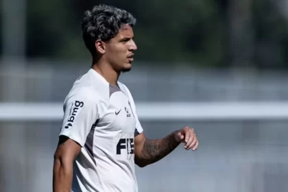 Zagueiro Caetano, na mira do Santos, em treino pelo Corinthians, atual clube