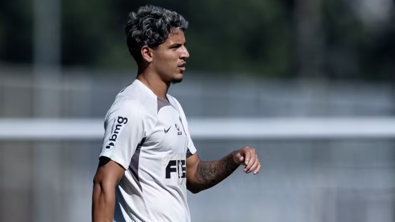 Zagueiro Caetano, na mira do Santos, em treino pelo Corinthians, atual clube